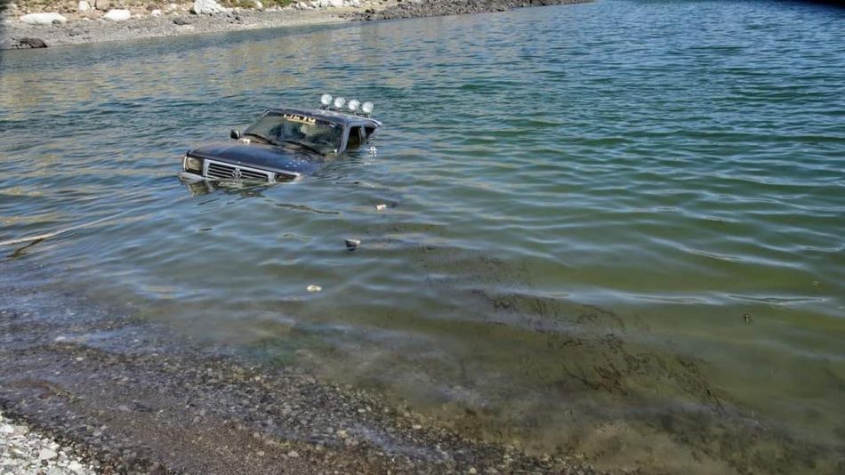 Una camioneta 4x4 cayó a una laguna del norte de Neuquén y la contaminó