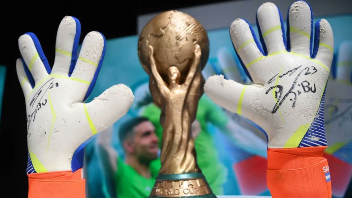 The gloves with which Dibu Martínez won the Qatar 2022 World Cup were