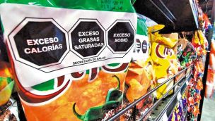 2023_03_11_etiqueta_negra_alimento_telam_g