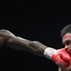 El inglés Dan Azeez compite con el francés Thomas Faure durante su combate internacional de pesos pesados, en París. | Foto:FRANCK FIFE / AFP