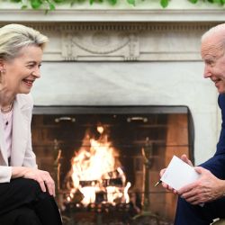 El presidente estadounidense Joe Biden se reúne con la presidenta de la Comisión Europea Ursula von der Leyen en el Despacho Oval de la Casa Blanca en Washington, DC. | Foto:MANDEL NGAN / AFP