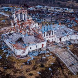 Esta fotografía aérea muestra los destrozos en la aldea de Dolyna, región de Donetsk, en medio de la invasión rusa de Ucrania. | Foto:IHOR TKACHOV / AFP