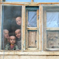 Niños afganos miran desde una ventana de su casa en el distrito de Yaftal Sufla, en la provincia de Badakhshan. | Foto:OMER ABRAR / AFP