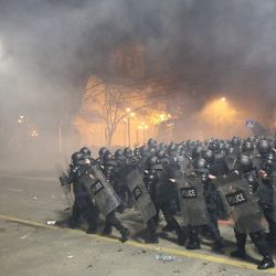 Policías antidisturbios se enfrentan a manifestantes en Tiflis. - La policía georgiana disparó cañones de agua y gases lacrimógenos contra miles de manifestantes, ordenándoles que se dispersaran mientras se concentraban contra una ley de "agentes extranjeros" que recuerda a la legislación rusa utilizada para silenciar a los críticos. | Foto:Zurab Tsertsvadze / AFP