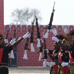 Soldados del ejército indio realizan sus habilidades durante la ceremonia de investidura del mando occidental en una estación militar a las afueras de Amritsar. | Foto:Narinder Nanu / AFP