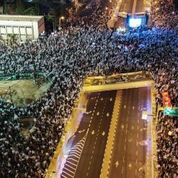 Una imagen aérea muestra una protesta contra el controvertido proyecto de reforma judicial del gobierno israelí en Tel Aviv. | Foto:JACK GUEZ / AFP