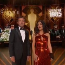 Antonio Banderas y Salma Hayek presentando la terna Mejor Película Internacional en el Oscar 2023  | Foto:CEDOC