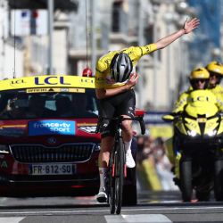 El ciclista esloveno del UAE Team Emirates, Tadej Pogacar, con el maillot amarillo de líder de la general, celebra al cruzar la línea de meta su victoria en la 8ª y última etapa de la 81ª edición de la carrera ciclista París-Niza, de 117,5 km. | Foto:Anne-Christine Poujoulat / AFP