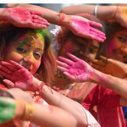 Personas celebran el festival de los colores Holi, en Agartala, estado de Tripura, en el noreste de India. | Foto:Xinhua/Str