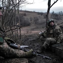 Soldados del Ejército Ucraniano mantienen sus posiciones en la línea del frente cerca de Bajmut, región de Donetsk, en medio de la invasión rusa de Ucrania. | Foto:SERGEY SHESTAK / AFP