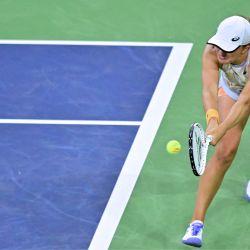 La polaca Iga Swiatek golpea una devolución de revés a la canadiense Bianca Andreescu durante su partido de tenis de tercera ronda del WTA Indian Wells Masters en Indian Wells, California. | Foto:Frederic J. Brown / AFP