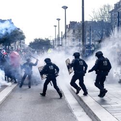 La policía antidisturbios carga contra los manifestantes durante los enfrentamientos en Nantes, oeste de Francia, durante una jornada nacional de huelgas y protestas convocadas por los sindicatos contra la propuesta de reforma de las pensiones del gobierno. | Foto:SEBASTIEN SALOM-GOMIS / AFP