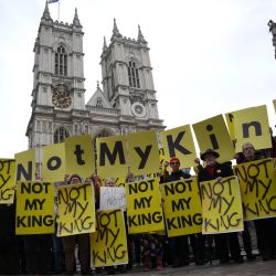 Manifestantes antimonárquicos protestan contra la familia real frente a la Abadía de Westminster, en Londres. | Foto:DANIEL LEAL / AFP