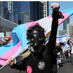 Un manifestante israelí con una máscara de gas gesticula durante una protesta contra el controvertido proyecto de reforma judicial del gobierno en Tel Aviv. | Foto:JACK GUEZ / AFP