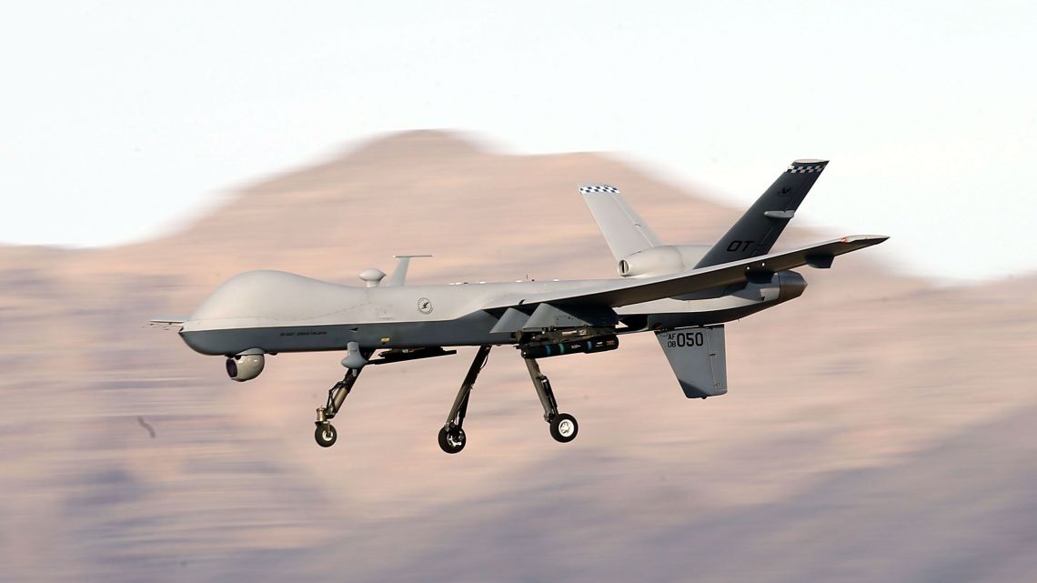 Un avión de combate ruso impactado con un dron de los Emiratos Árabes Unidos sobrio el Mar Negro
