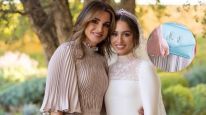 Rania de Jordania lució una cartera exclusia y personalizada en la boda de su hija