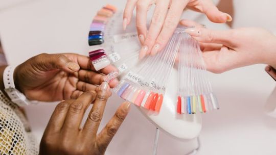 Color de uñas que rejuvenece la mano