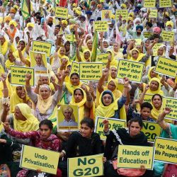 Agricultores sostienen pancartas mientras gritan consignas durante una protesta contra el primer ministro indio, Narendra Modi, el ministro principal de Punjab, Bhagwant Mann, y la próxima cumbre del G20, que se celebrará en India, a las afueras de Amritsar. | Foto:Narinder Nanu / AFP