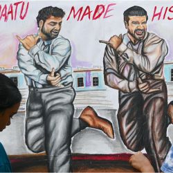 Estudiantes de una escuela de arte dan los últimos retoques a un cuadro de los actores indios N.T. Rama Rao Jr. y Ram Charan, de la película india "RRR", en una calle de Bombay. | Foto:INDRANIL MUKHERJEE / AFP
