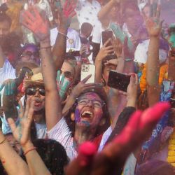 Imagen de personas jugando con polvos de colores para celebrar el festival Holi, en Pattaya, Tailandia. | Foto:Xinhua/Rachen Sageamsak