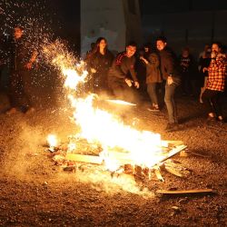 Iraníes bailan alrededor de una hoguera durante la fiesta del fuego, que se celebra anualmente antes de la fiesta primaveral de Nowruz, en Teherán. | Foto:ATTA KENARE / AFP