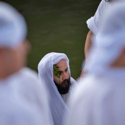 Miembros de la comunidad sabeo-mandea de Irak participan en un ritual de celebración de la festividad religiosa de cinco días Eid al-Jaliqah en la orilla de la vía fluvial Shatt al-Arab, en la ciudad meridional de Basora. | Foto:Hussein Faleh / AFP