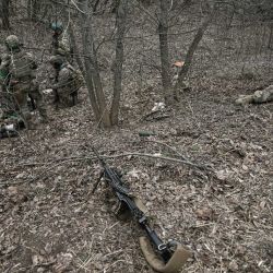 Miembros de la unidad especial ucraniana se reúnen en el bosque, cerca de Bachmut, en la región de Donbas. | Foto:ARIS MESSINIS / AFP
