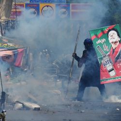 Simpatizantes del ex primer ministro Imran Khan se enfrentan a la policía antidisturbios cerca de la casa de Khan para impedir que los agentes le detengan, en Lahore, Pakistán. | Foto:ARIF ALI / AFP