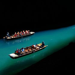 Turistas disfrutan de paseos en bote en el cañón de Pingshan, una atracción turística famosa por sus aguas límpidas, en el distrito de Hefeng, en la provincia de Hubei, en el centro de China. | Foto:Xinhua/Yang Shunpi