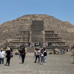 Turistas visitan la Pirámide de la Luna en el sitio arqueológico de Teotihuacán, a unos 42 km al noreste de Ciudad de México. | Foto:Daniel Slim / AFP