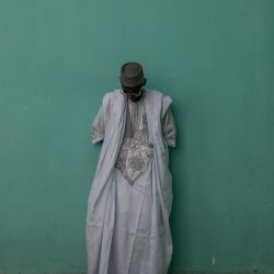 Un hombre hace una pausa durante el funeral del oficial de policía mauritano Mustapha Ould El Khadir Ould Abeid, asesinado durante una operación, en Nuakchot. | Foto:MARCO LONGARI / AFP