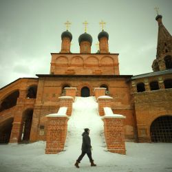 Un peatón pasa por delante de una residencia eclesiástica en el centro de Moscú, Rusia. | Foto:YURI KADOBNOV / AFP
