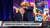 20230315 "Baby" Etchecopar le regaló una peluca a Horacio Rodríguez Larreta.