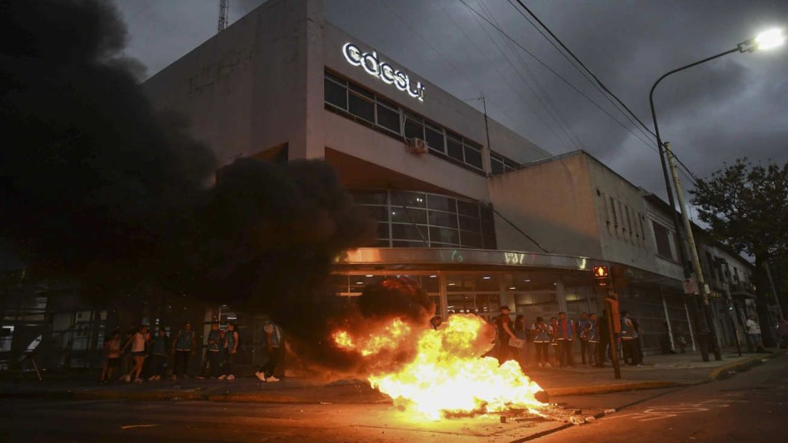 Demonstrators set fire to tyres outside the offices of the Edesur energy firm in Parque Avellaneda.