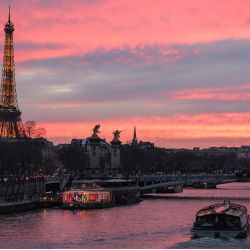 La foto muestra al puente Alejandro III y la Torre Eiffel mientras el barco turístico bateau mouche navega por el río Sena al atardecer en París. | Foto:THOMAS SAMSON / AFP