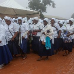 Las personas llegan a una procesión fúnebre masiva por las víctimas del deslizamiento de tierra en el campamento de la escuela primaria Naotcha del municipio de Chilobwe en Blantyre, Malawi. | Foto:Amos Gumulira / AFP