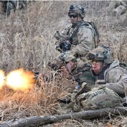 Soldados estadounidenses participan en un ejercicio conjunto Corea del Sur-EE.UU. en un campo de entrenamiento militar en la ciudad fronteriza de Paju, como parte del ejercicio militar conjunto Escudo Libertad. | Foto:JUNG YEON-JE / AFP