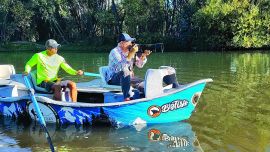 Capturas únicas de naturaleza infinita en la flotada por el río Negro. La pesca de carpas con mosca (arriba) es 100 % a pez visto. El bote (abajo izquierda), ancho y plano, posee dos butacas altas giratorias muy efectivas para fotografiar y pescar.