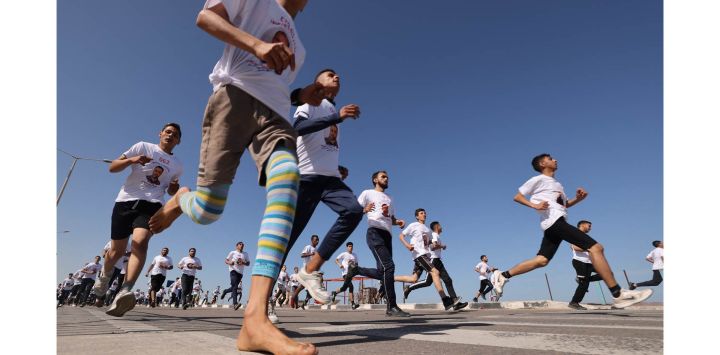 Corredores palestinos participan en un maratón para denunciar la matanza de palestinos a manos del ejército israelí en Cisjordania y para apoyar a los palestinos en las cárceles israelíes, en la ciudad de Gaza.