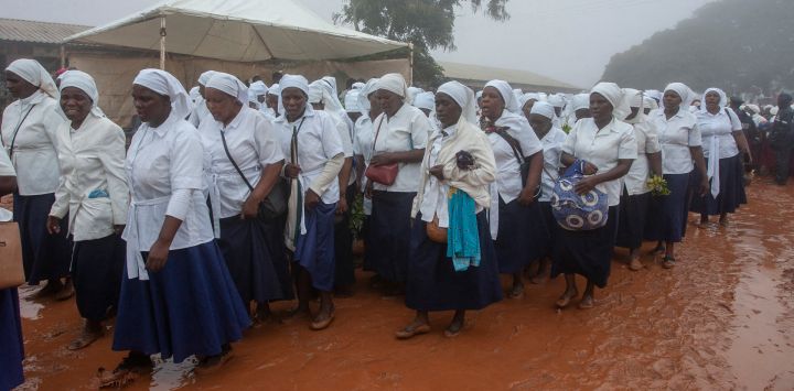Las personas llegan a una procesión fúnebre masiva por las víctimas del deslizamiento de tierra en el campamento de la escuela primaria Naotcha del municipio de Chilobwe en Blantyre, Malawi.