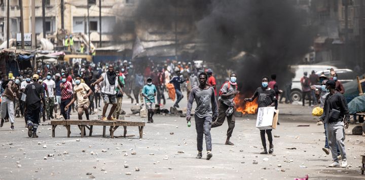 Manifestantes queman neumáticos y lanzan piedras en Dakar. - Las fuerzas de seguridad se desplegaron en la capital senegalesa, en vísperas de un juicio de un líder de la oposición cargado de tintes políticos. Ousmane Sonko está siendo juzgado por presunta difamación de un ministro, un caso que podría determinar si podrá presentarse a las elecciones presidenciales del próximo febrero. 
