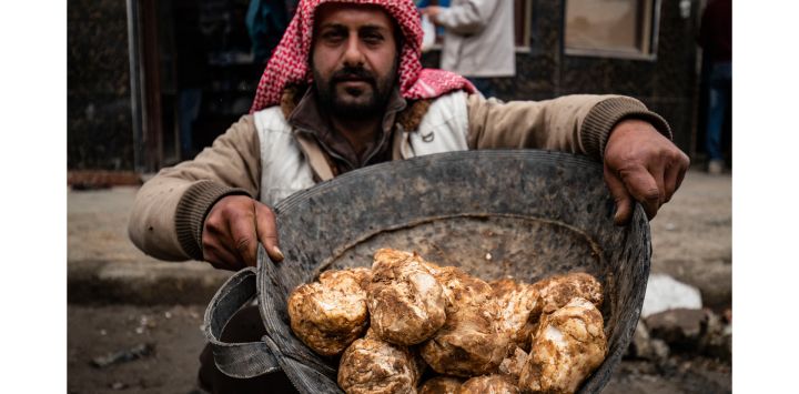 Un comerciante muestra trufas del desierto en un puesto de un mercado de Raqa, ciudad del norte de Siria controlada por los rebeldes.