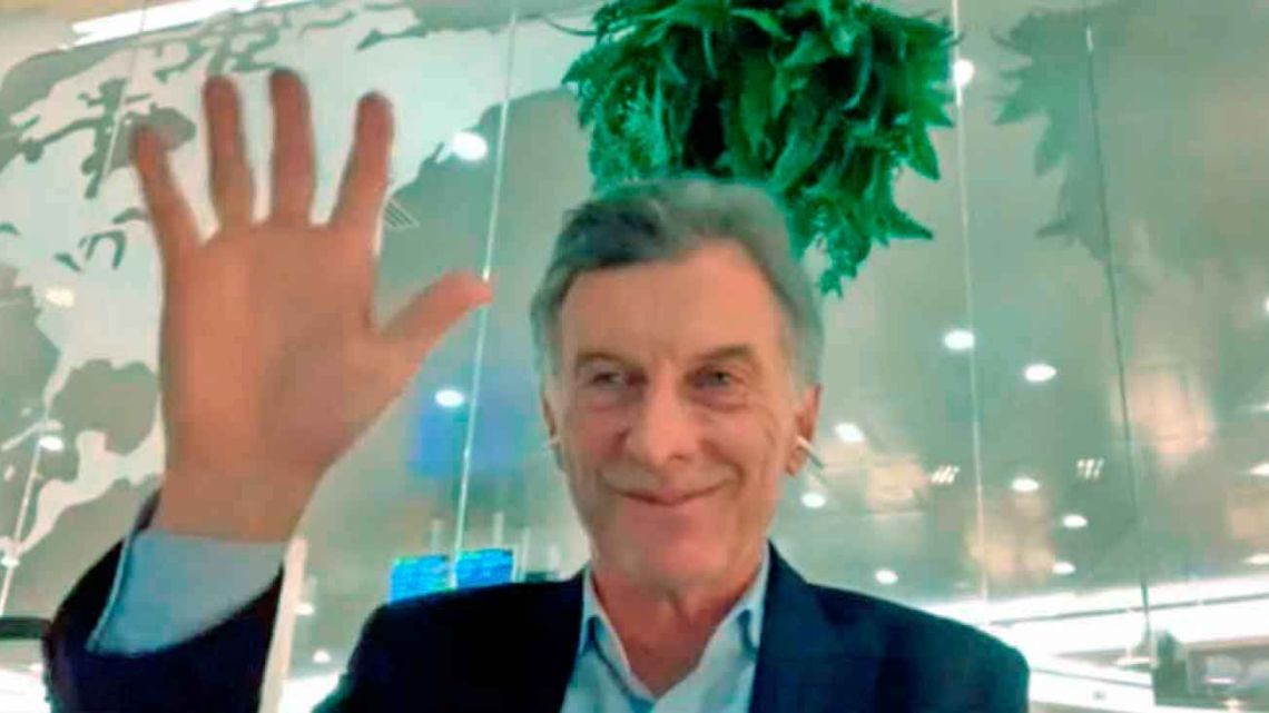 From a VIP lounge in a Madrid airport, Mauricio Macri addresses the Grupo Libertad y Democracia, founded by former Chilean president Sebastián Piñera.
