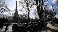 París está agobiada por las protestas contra la reforma previsional de Macron, y las huelgas han inundado las calles de basuras.