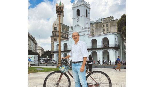 Un paisajista recorre la Ciudad en bici para redescubrir el patrimonio urbano