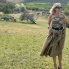 Carla Peterson revoluciona la moda con un vestido de fiesta y campera de jean