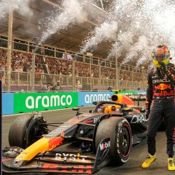 El piloto mexicano de Red Bull Racing Sergio Pérez celebra tras ganar el Gran Premio de Arabia Saudí de Fórmula Uno en el circuito Jeddah Corniche en Jeddah. | Foto:Luca Bruno / POOL / AFP