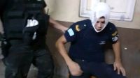 Tres oficiales fueron brutalmente atacados durante una pelea en la vía pública.
