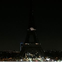 La Torre Eiffel apaga sus luces durante el evento.