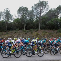 Ciclistas compiten durante la 1ª etapa de la Vuelta Ciclista de Cataluña 2023, con salida y llegada en Sant Feliu de Guixols. | Foto:Josep Lago / AFP